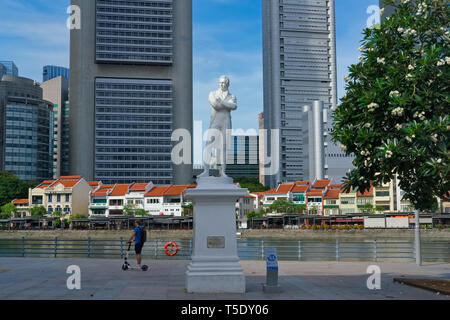 Statue von Sir Stamford Raffles Raffles Landing Site, gegenüber von Boat Quay, durch den Singapore River, kolonialen Stadtteil, Singapur Stockfoto