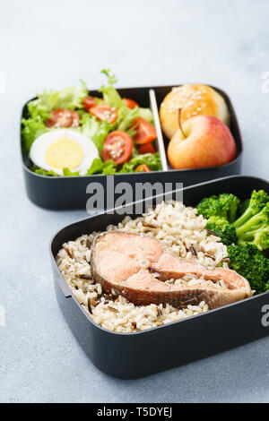 Verschiedene Lunchboxen mit gesunden Lebensmitteln und Zutaten. Takeaway oder Lieferung Konzept. Stockfoto