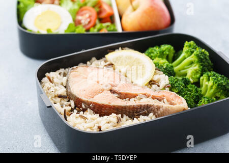 Verschiedene Lunchboxen mit gesunden Lebensmitteln und Zutaten. Takeaway oder Lieferung Konzept. Stockfoto