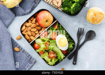 Verschiedene Lunchboxen mit gesunden Lebensmitteln und Zutaten. Takeaway oder Lieferung Konzept. Stockfoto