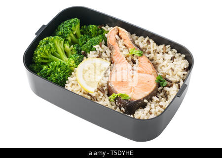 Gesundes und nahrhaftes Mittagessen Box mit braunen Reis, Brokkoli und Lachs. Bereit für die Arbeit oder in die Schule zu gehen. Isoliert. Stockfoto