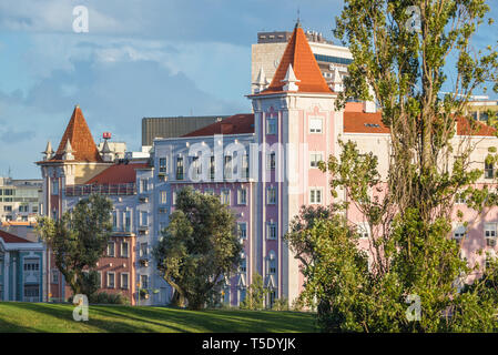 Gebäude an der Ecke der Avenida Sidonio Pais und Rua Engenheiro Canto Resende in Lissabon, Portugal Stockfoto