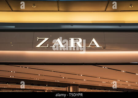 Der Zara Logo außerhalb der Zara Store in Warschau, Polen Stockfoto