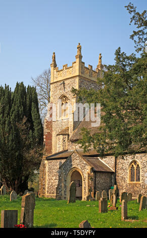 Ein Blick auf den Turm und Süden Portal der Pfarrkirche Allerheiligen an Beighton, Norfolk, England, Vereinigtes Königreich, Europa. Stockfoto