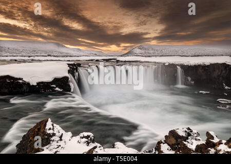 Mächtige Goðafoss am Abend in der Dämmerung. Stockfoto