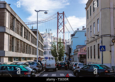 Alcantara Viertel, mit Blick auf die Brücke Ponte 25 de Abril Brücke im Stadtzentrum von Lissabon, Portugal Stockfoto