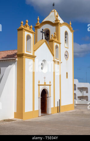 Kirche der Nossa Senhora da Luz, Praia da Luz, Algarve, Portugal, vor blauem Himmel Stockfoto