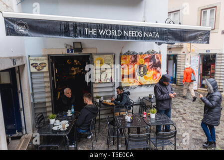 Die Welt braucht - Nata Nata cafe in Alfama von Lissabon, Portugal Stockfoto