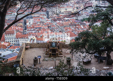 Luftaufnahme von Mauern des Castelo de Sao Jorge in Lissabon, Portugal. Stockfoto