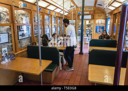 Traditionelle Straßenbahnwagen Stil 28 Cafe in Alfama von Lissabon, Portugal Stockfoto