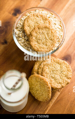 Knusprige oatmeal Cookies auf Holztisch. Stockfoto