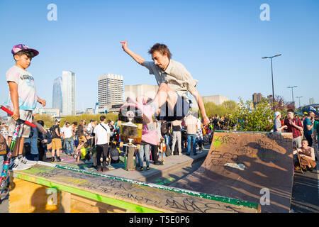 Skater am Aussterben Rebellion Protest auf der Waterloo Bridge, London Stockfoto
