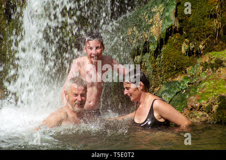 Familie Schwimmen unter Wasserfall der Gorges du Terminet, Corbieres, Aude, Royal, Frankreich. MODEL RELEASED Stockfoto