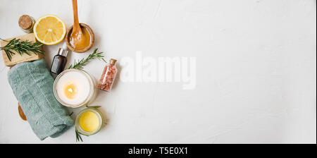 Spa noch leben, Ansicht von oben mit der Kerze, Badesalz, Balsam jar, manuka Honig, Zitrone, Rosmarin, ätherisches Öl, Handtuch und Seife Stockfoto