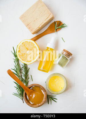 Natürliche organische spa Zutaten mit Manuka Honig, ätherisches Öl Flasche, Lehmpulver, Zitrone, Rosmarin Zweige, natürliche Seife, Ansicht von oben Stockfoto