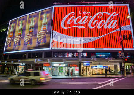 Sydney, Australien - 9. März 2017. Die Coca-Cola-Plakatwand in Kings Cross, Sydney, mit Gewerbe und die Menschen, die in der Nacht. Stockfoto
