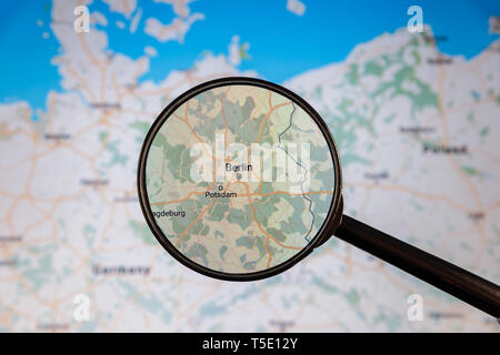 Berlin, Deutschland. Politische Karte. Stadt Visualisierung anschauliches Konzept auf dem Display durch die Lupe. Stockfoto