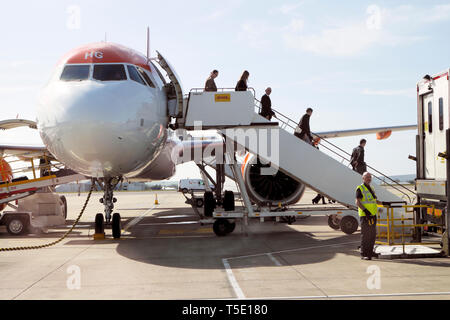 Vorderansicht der Passagiere, die ein Easy Jet-Flugzeug auf dem Asphalt am Bristol Airport verlassen, England Großbritannien KATHY DEWITT Stockfoto