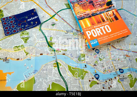 Porto Rough Guide, Porto Karte und Porto andante Transport tour Karte auf der Karte auf die Stadt und den Fluss Douro für Touristen in Portugal Europa KATHY DEWITT Stockfoto