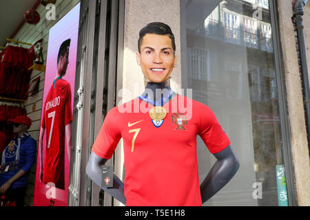 Cristiano Ronaldo, portugiesischer Fußballspieler Abbildung außerhalb eines Fußball-Geschäft in der Stadt Porto Portugal Europa KATHY DEWITT Stockfoto