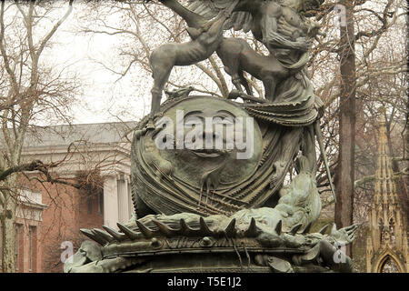 Details zu den "Frieden Fountain' Skulptur vor der Kathedrale St. John das Göttliche in Manhattan, New York City, USA Stockfoto