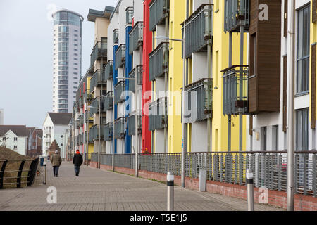 Zwei Menschen gehen vorbei die Wohnungen und Apartments St Margaret's Court in der Nähe von Swansea Marina in Richtung der Meridian Tower Stockfoto