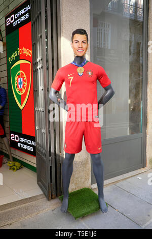 Cristiano Ronaldo, portugiesischer Fußballspieler Abbildung außerhalb eines Fußball-Geschäft in der Stadt Porto Portugal Europa KATHY DEWITT Stockfoto