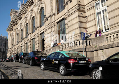 Taxis in Warteschlange Taxistand wartet draußen Eingang vom Bahnhof Sao Bento in Porto Portugal Europa KATHY DEWITT Stockfoto