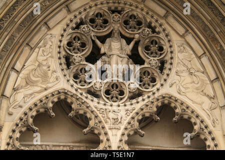 Architektonische Details an der Fassade der Kathedrale von St. John das Göttliche in Manhattan, New York City, USA Stockfoto