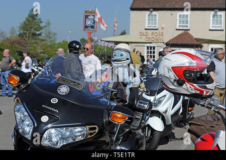 Massen von motorradfahrer Sammeln für einen guten Zweck auf dem Motorrad von den Alten Roase und Krone, Stourport-on-Severn, Worcestershire, Großbritannien. Der Ostersonntag Fahrt ist, Geld für die Städte Leapgate Activity Center, ein Zentrum für Erwachsene mit Lernbehinderungen zu erhöhen. Stockfoto