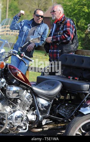 Massen von motorradfahrer Sammeln für einen guten Zweck auf dem Motorrad von den Alten Roase und Krone, Stourport-on-Severn, Worcestershire, Großbritannien. Der Ostersonntag Fahrt ist, Geld für die Städte Leapgate Activity Center, ein Zentrum für Erwachsene mit Lernbehinderungen zu erhöhen. Stockfoto