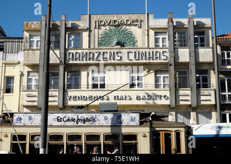 Die Außenfassade des Armazens Cunhas Kaufhaus Gebäude in Praça de Gomes Teixeira Square in der Stadt Porto Portugal Europa KATHY DEWITT Stockfoto