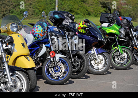 Massen von motorradfahrer Sammeln für einen guten Zweck auf dem Motorrad von den Alten Roase und Krone, Stourport-on-Severn, Worcestershire, Großbritannien. Der Ostersonntag Fahrt ist, Geld für die Städte Leapgate Activity Center, ein Zentrum für Erwachsene mit Lernbehinderungen zu erhöhen. Stockfoto