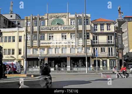 Die Außenfassade des Luisenthal Cunhas Kaufhaus Gebäude in Praça de Gomes Teixeira Square in der Stadt Porto Portugal Europa KATHY DEWITT Stockfoto