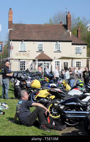 Massen von motorradfahrer Sammeln für einen guten Zweck auf dem Motorrad von den Alten Roase und Krone, Stourport-on-Severn, Worcestershire, Großbritannien. Der Ostersonntag Fahrt ist, Geld für die Städte Leapgate Activity Center, ein Zentrum für Erwachsene mit Lernbehinderungen zu erhöhen. Stockfoto