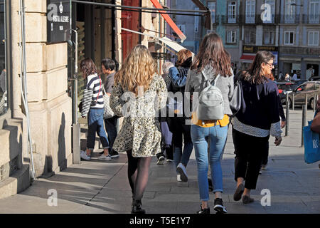 Ansicht der Rückseite des jungen Studentinnen entlang einer Straße in der Stadt Porto Portugal Europa KATHY DEWITT Stockfoto