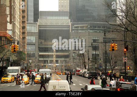 Columbus Circle und Time Warner Center aus der W 59th Street in Manhattan, New York City, USA Stockfoto