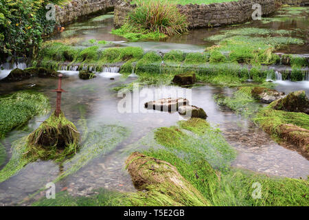 Lange Exposition der Fluss fließt, ein Schwert, das aus dem Fluss in Cheddar Dorf in Somerset Stockfoto