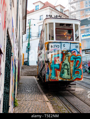 Gloria Standseilbahn in Lissabon Stockfoto