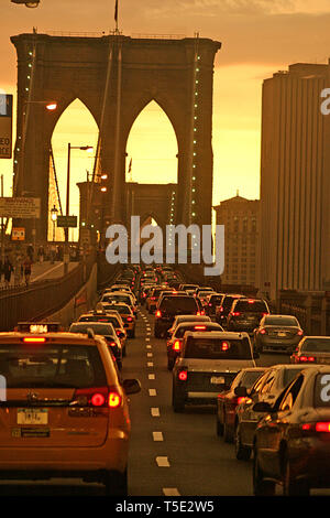 Der Verkehr auf der Brooklyn Bridge, New York City, USA. Stockfoto