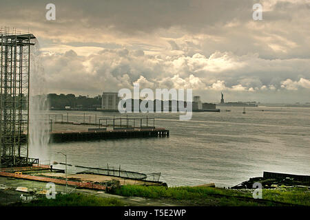 Zwei der New York City Wasserfälle von Olafur Eliasson und die Freiheitsstatue aus Brooklyn, New York, USA Stockfoto