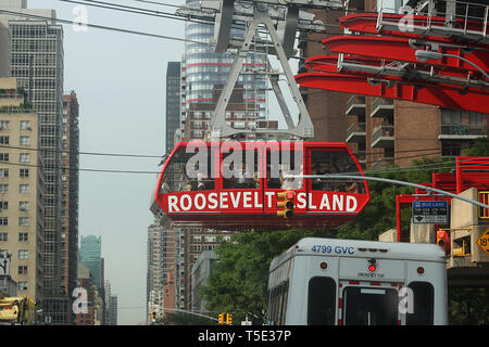 Roosevelt Island Tramway crossing over Straße in Manhattan, New York, USA Stockfoto