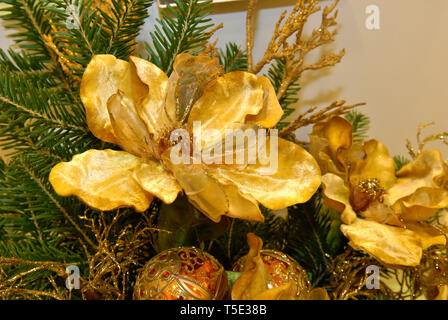 Hochzeit Dekorationen mit immergrünen Bäumen am Golden Satin. Weihnachten Dekoration Stockfoto