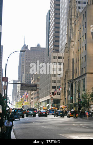 New York City, USA. Manhattans 5th Ave, mit Blick auf die St. Thomas Church auf der rechten Seite zwischen modernen Gebäuden. Stockfoto