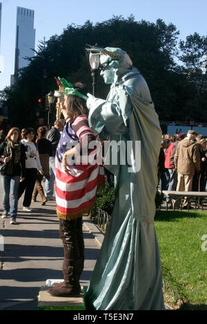 Menschen Aufnehmen von Bildern mit der Person wie die Freiheitsstatue in New York City, USA gekleidet Stockfoto