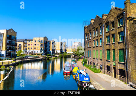 Wohngebäude und narrowboats auf der Regent's Canal, London, UK Stockfoto