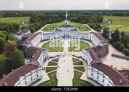 Torino, Italien. 21 Apr, 2019. Die palazzina di Caccia Stupinigi von ist eine der Residenzen des Königshauses Savoyen im nördlichen Italien, Teil des UNESCO-Welterbe Liste. Gebaut als königliche Jagd im frühen 18. Jahrhundert Lodge ist es in Stupinigi entfernt. Credit: Alessandro Bosio/Pacific Press/Alamy leben Nachrichten Stockfoto