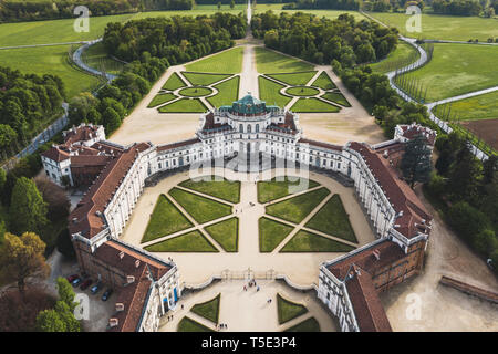 Torino, Italien. 21 Apr, 2019. Die palazzina di Caccia Stupinigi von ist eine der Residenzen des Königshauses Savoyen im nördlichen Italien, Teil des UNESCO-Welterbe Liste. Gebaut als königliche Jagd im frühen 18. Jahrhundert Lodge ist es in Stupinigi entfernt. Credit: Alessandro Bosio/Pacific Press/Alamy leben Nachrichten Stockfoto