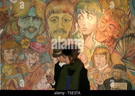 Junges Paar vor der berühmten Musiker Wandbild von Rico Fonseca in Greenwich Village, New York, USA Stockfoto