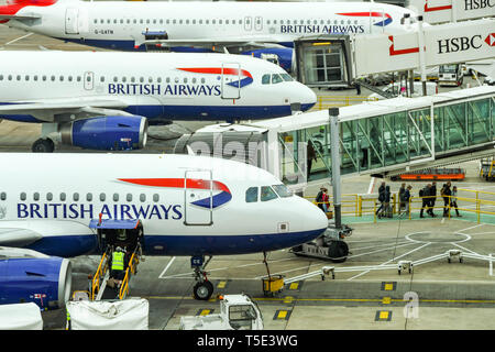 Der Flughafen London Gatwick, ENGLAND - April 2019: Passagiere aussteigen einen British Airways Jet am South Terminal, Gatwick Airport Stockfoto